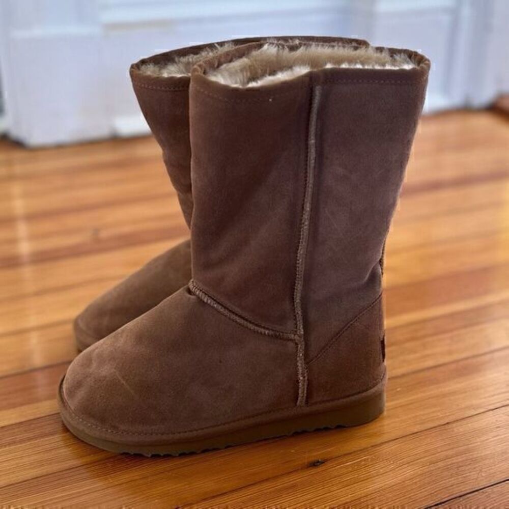 UGG NWOB Classic II Short Boots in Honey Size 5